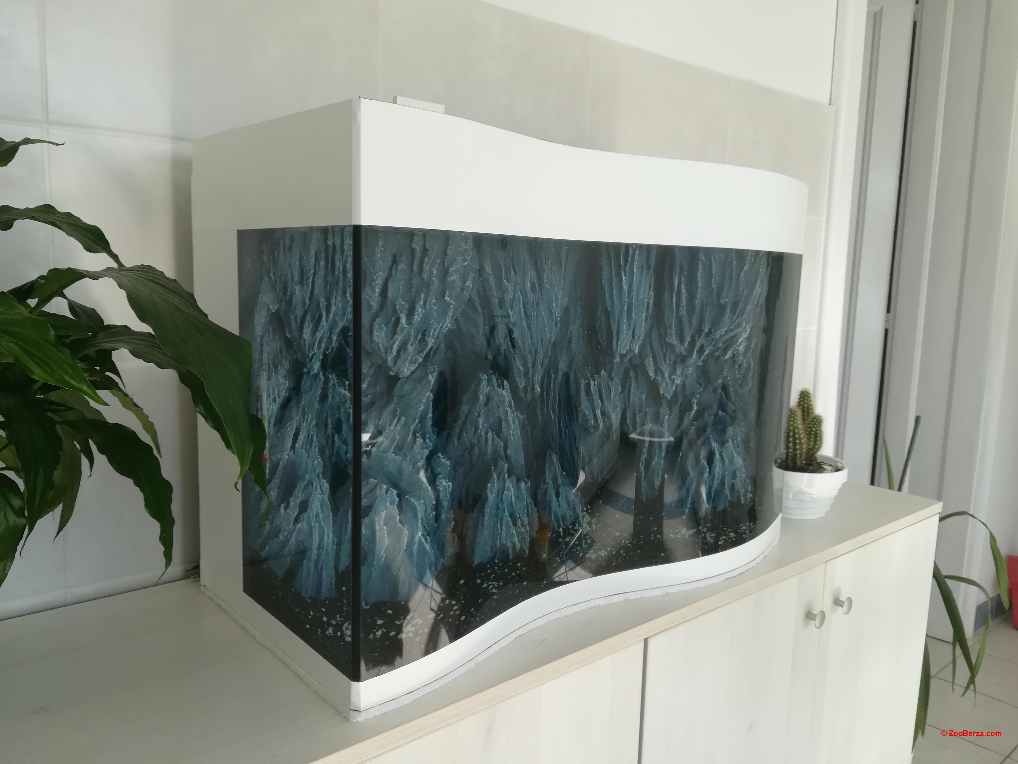 Akvarijum sa 3D pozadinom i talasastim staklom